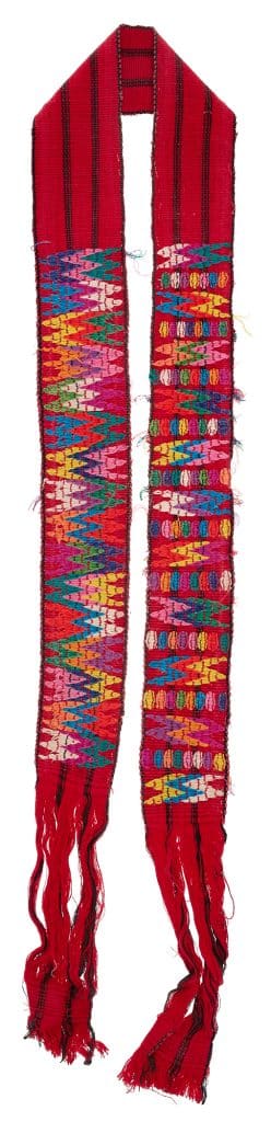 Banda de telar tradicional colorida con patrones geométricos y flecos en los extremos. – SoyMigrante.com REVISTA