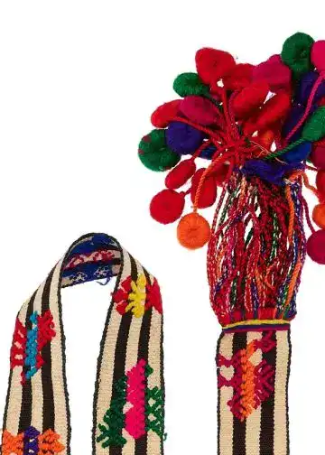 Colores vibrantes de artesanía indígena con telar tradicional y adornos de pompones para celebrar la cultura migrante en Revista SoyMigrante.com. – SoyMigrante.com REVISTA