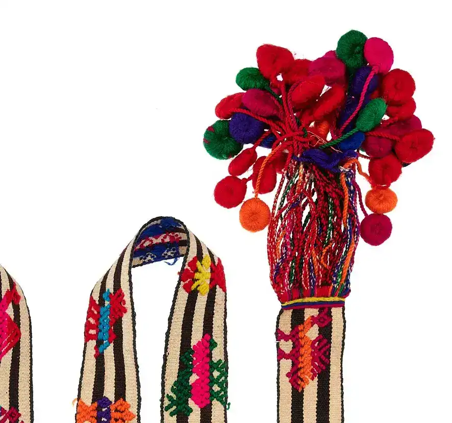 Colores vibrantes de artesanía indígena con telar tradicional y adornos de pompones para celebrar la cultura migrante en Revista SoyMigrante.com. – SoyMigrante.com REVISTA