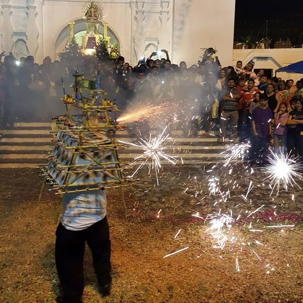 Barras de pólvora y fuegos artificiales en celebración tradicional en México, con gran afluencia de público durante la noche. – SoyMigrante.com REVISTA