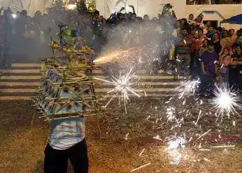 Los Toritos: Tradición y cultura en Guatemala – SoyMigrante.com REVISTA Barras de pólvora y fuegos artificiales en celebración tradicional en México, con gran afluencia de público durante la noche. – SoyMigrante.com REVISTA