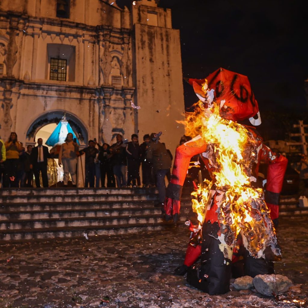 El rezado de la Virgen de Concepción se abre paso a través de la Quema del Diablo, cada 7 de diciembre. Un simbolismo de cómo el bien siempre vence sobre el mal. Fotografía cortesía Oscar Rivas – SoyMigrante.com REVISTA El rezado de la Virgen de Concepción se abre paso a través de la Quema del Diablo, cada 7 de diciembre. Un simbolismo de cómo el bien siempre vence sobre el mal. Fotografía cortesía Oscar Rivas – SoyMigrante.com REVISTA