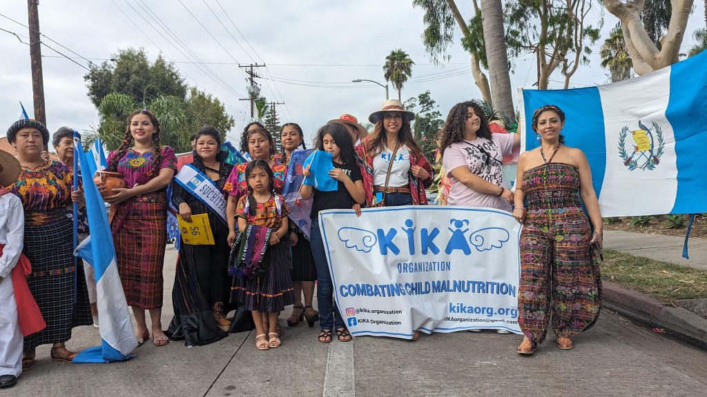 Karolin y su familia aprovechan cada evento de la comunidad guatemalteca para buscar nuevos benefactores, cuyo nombre va en el paquete alimentario entregado a cada niño. No les interesa figurar sino solo ayudar, como una misión de fe. – SoyMigrante.com REVISTA Karolin y su familia aprovechan cada evento de la comunidad guatemalteca para buscar nuevos benefactores, cuyo nombre va en el paquete alimentario entregado a cada niño. No les interesa figurar sino solo ayudar, como una misión de fe. – SoyMigrante.com REVISTA