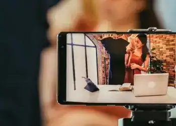 Retrato de una mujer tomando fotos para revista SoyMigrante.com, enfocada en culturas migrantes, freelance, y entrevistas en oficinas modernas, creando contenido visual para la revista digital SoyMigrante.com REVISTA. – SoyMigrante.com REVISTA