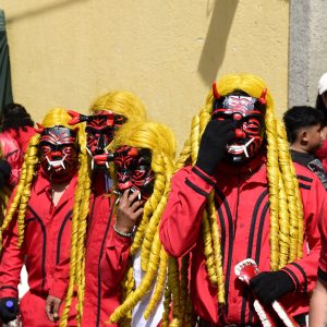 Máscaras tradicionales de cultura indígena durante celebración en México en el marco de la revista SoyMigrante.com. – SoyMigrante.com REVISTA