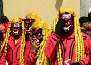 Máscaras tradicionales de cultura indígena durante celebración en México en el marco de la revista SoyMigrante.com.