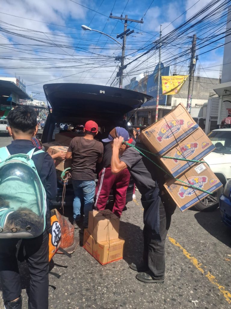 A veces no basta uno sino dos cargadores patra transportar todo lo del mandado. A lo largo del año muchas personas vienen a comprar sus verduras para toda la semana. Cada cargador no tiene una tarifa fija. ¿Cuánto le debo? "Lo que sea su voluntad".... Ahí sí ya depende de cuánto vale su voluntad. – SoyMigrante.com REVISTA A veces no basta uno sino dos cargadores patra transportar todo lo del mandado. A lo largo del año muchas personas vienen a comprar sus verduras para toda la semana. Cada cargador no tiene una tarifa fija. ¿Cuánto le debo? "Lo que sea su voluntad".... Ahí sí ya depende de cuánto vale su voluntad. – SoyMigrante.com REVISTA