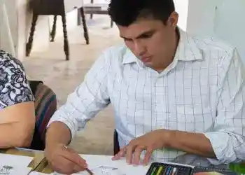 Estudiante dibujando en una clase de arte en un ambiente educativo, promoviendo la creatividad y el talento en el aprendizaje artístico.