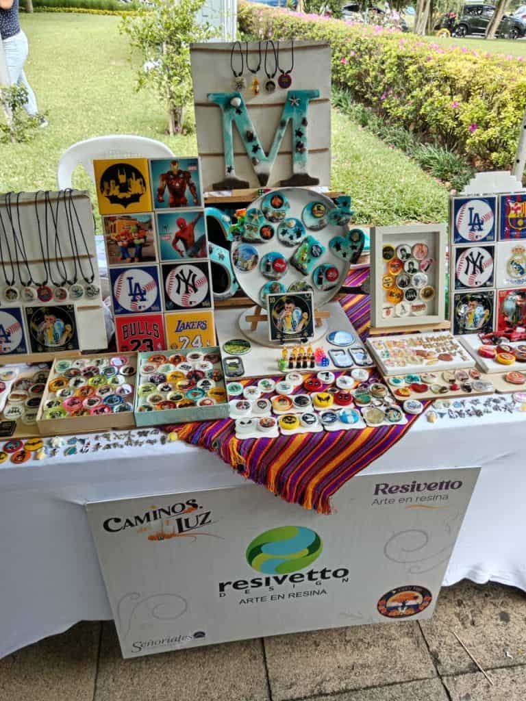 Artesanía en resina con temas deportivos y personajes de caricaturas, accesorios únicos para fans, exposición en feria cultural mexicana, venta de artículos personalizados y artesanales de Resivetto Arte en Resina. – SoyMigrante.com REVISTA