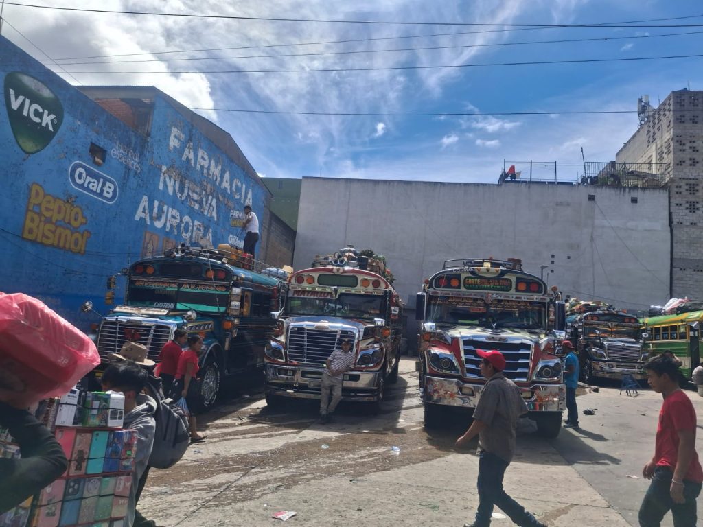 Afuera les dicen "chicken bus", aquí simplemente son "las camionetas". Estas van para municipios de Santa Rosa. Ya se fueron varias cargadas con bicicletas, cajas de cohetillos, tinajas plásticas y también cajas de uvas y manzanas. A veces llevan hasta motocicletas. – SoyMigrante.com REVISTA Afuera les dicen "chicken bus", aquí simplemente son "las camionetas". Estas van para municipios de Santa Rosa. Ya se fueron varias cargadas con bicicletas, cajas de cohetillos, tinajas plásticas y también cajas de uvas y manzanas. A veces llevan hasta motocicletas. – SoyMigrante.com REVISTA