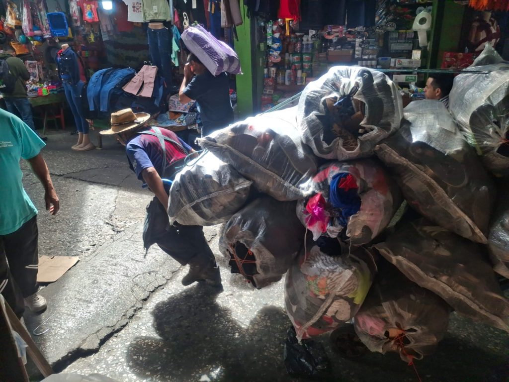 ¡Voy voy voy! o ¡Cuidado, cuidado, cuidado! son las frases que anticipan el paso de un cargador con bultos de fruta, verdura o mercadería. Mejor quítese porque no se detienen. Y se comprende: esa carga pesa bastante, sobre todo en bajada. Estos cargamentos se ven a diario, pero en fin de año, aumentan. Son un verdadero símbolo de la capacidad y convicción de trabajo del guatemalteco. – SoyMigrante.com REVISTA ¡Voy voy voy! o ¡Cuidado, cuidado, cuidado! son las frases que anticipan el paso de un cargador con bultos de fruta, verdura o mercadería. Mejor quítese porque no se detienen. Y se comprende: esa carga pesa bastante, sobre todo en bajada. Estos cargamentos se ven a diario, pero en fin de año, aumentan. Son un verdadero símbolo de la capacidad y convicción de trabajo del guatemalteco. – SoyMigrante.com REVISTA