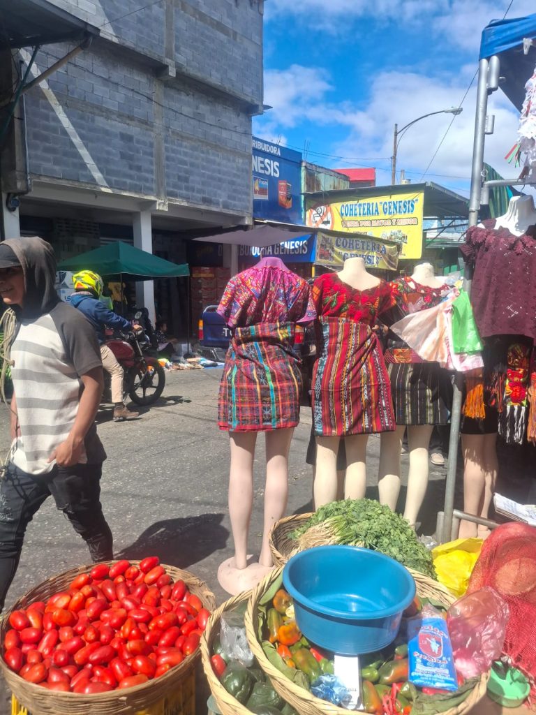 Tomates con T de Trajes Tradicionales. En La Terminal usted encontrará de todo, fresco y al gusto. El precio sí ya es otra discusión. Pero no se irá con las manos vacías. En La Terminal todos coexisten, conviven, llegan a vender o a comprar en un perfecto concepto de libre mercado que daría una buena tesis de Economía. – SoyMigrante.com REVISTA Tomates con T de Trajes Tradicionales. En La Terminal usted encontrará de todo, fresco y al gusto. El precio sí ya es otra discusión. Pero no se irá con las manos vacías. En La Terminal todos coexisten, conviven, llegan a vender o a comprar en un perfecto concepto de libre mercado que daría una buena tesis de Economía. – SoyMigrante.com REVISTA