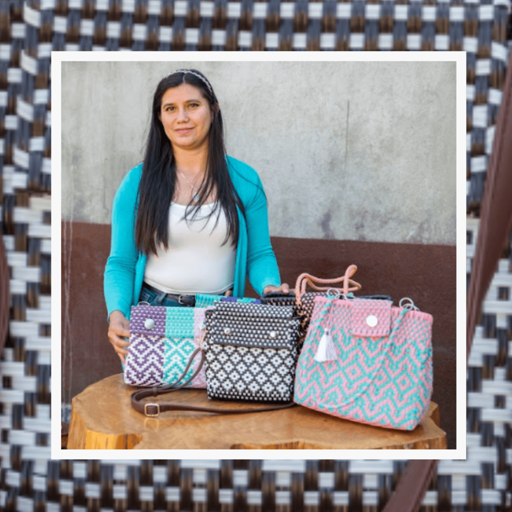 Artesanía de bolsas en tela con diseños tradicionales mexicanos, promoviendo la cultura y el arte en comunidades indígenas, destacando la creatividad y el comercio justo en México. – SoyMigrante.com REVISTA