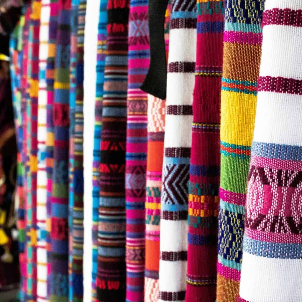 Coloridas textiles tradicionales mexicanas representando cultura y arte indígena.