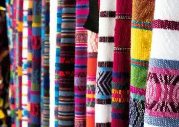 Coloridas textiles tradicionales mexicanas representando cultura y arte indígena.