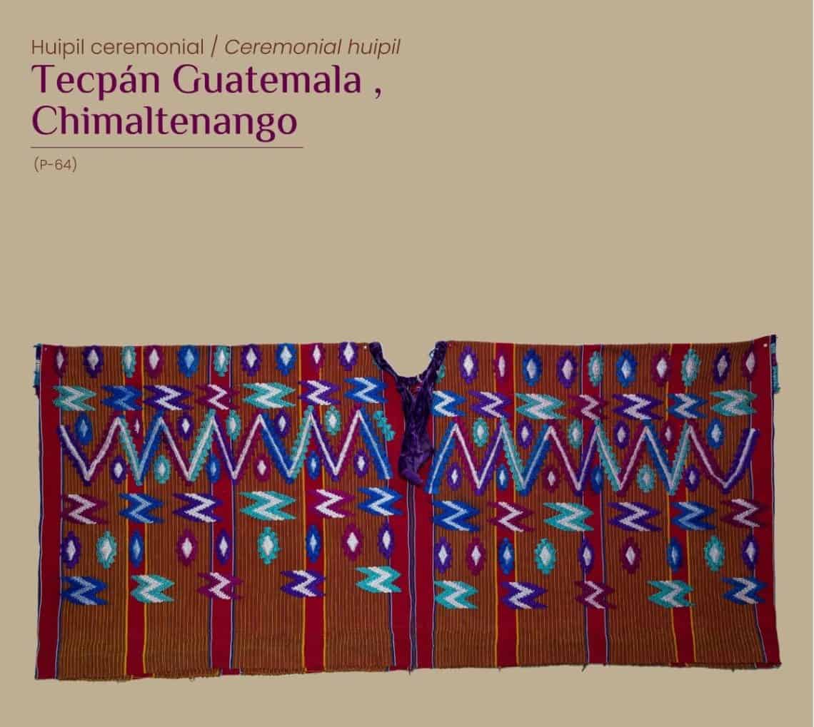 En este huipil de Tecpán Guatemala, Chimaltenando puede verse el diseño de la serpiente o Kumatz'in recorriendo a lo ancho de toda la prenda. (Foto de la colección del Museo Ixchel del Traje Indígena de Guatemala)