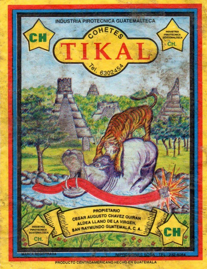 Tikal, Guatemala, juego de cohetes pirotécnicos con imagen de una ballena y un tigre en un entorno selvático con pirámides mayas en el fondo. – SoyMigrante.com REVISTA