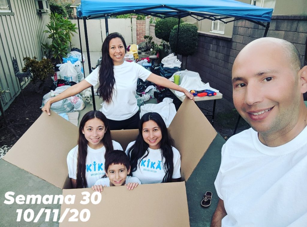 Karolin España junto a su familia, a finales de 2020, cuando KIKA empezaba a existir, a recaudar ayuda y a enviarla para elaborar bolsas nutricionales para niños del Corredor Seco en Camotán y Jocotán, Chiquimula, departamento de origen de Karolin. Sus hijas Kiara y Kaili le dan nombre al – SoyMigrante.com REVISTA Karolin España junto a su familia, a finales de 2020, cuando KIKA empezaba a existir, a recaudar ayuda y a enviarla para elaborar bolsas nutricionales para niños del Corredor Seco en Camotán y Jocotán, Chiquimula, departamento de origen de Karolin. Sus hijas Kiara y Kaili le dan nombre al – SoyMigrante.com REVISTA