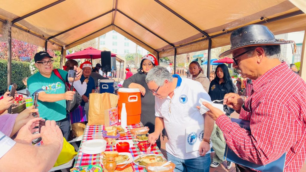 Siete tipos de tamales, de diversas regiones y tradiciones familiares disfrutaron los guatemaltecos reunidos en un pequeño convivio para conmemorar un año de intensa actividad en favor de los migrantes en EE.UU. – SoyMigrante.com REVISTA Siete tipos de tamales, de diversas regiones y tradiciones familiares disfrutaron los guatemaltecos reunidos en un pequeño convivio para conmemorar un año de intensa actividad en favor de los migrantes en EE.UU. – SoyMigrante.com REVISTA