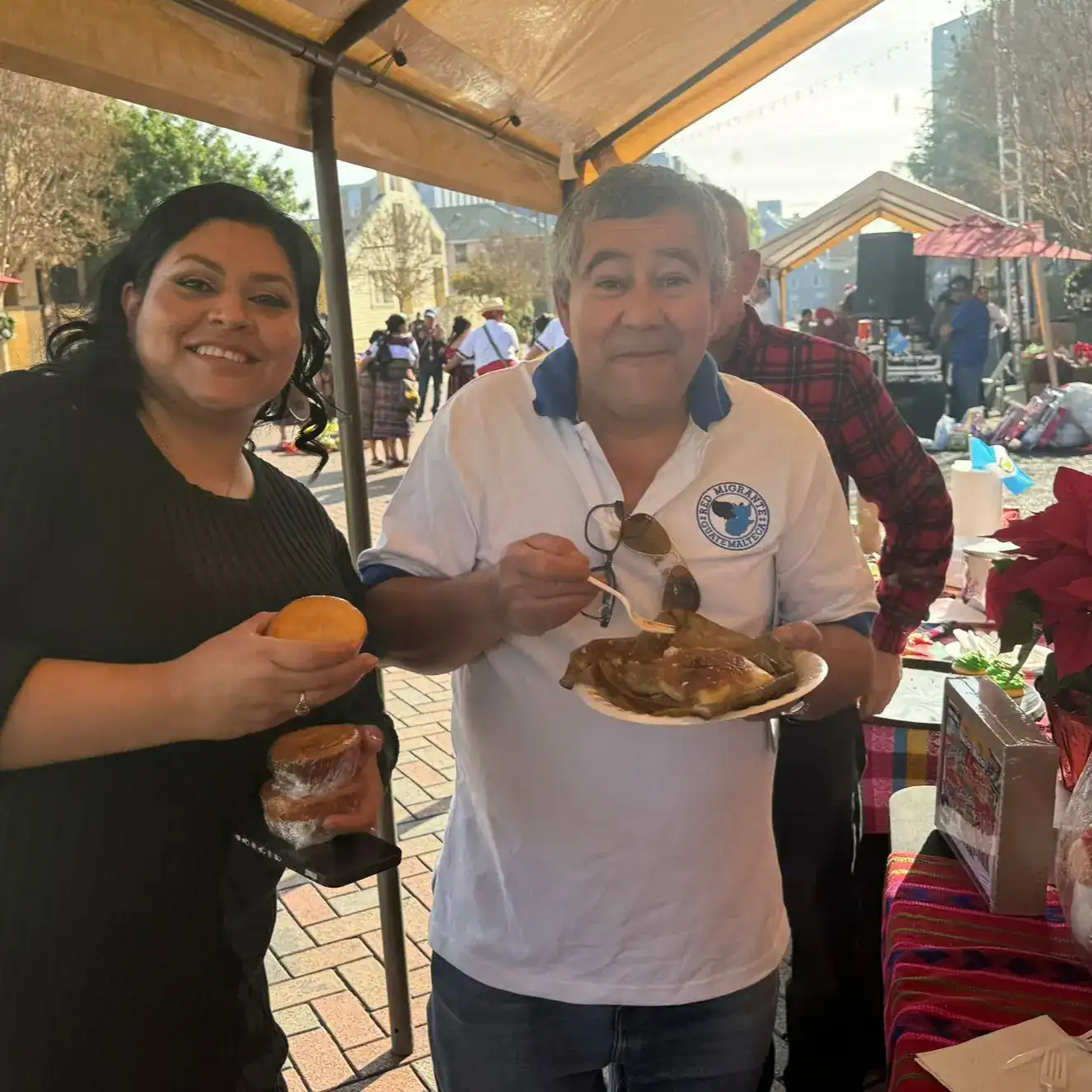 Disfrutando comida típica en un evento cultural en la comunidad de migrantes en Santiago de Chile. Celebración con comida tradicional y actividades para la comunidad migrante.