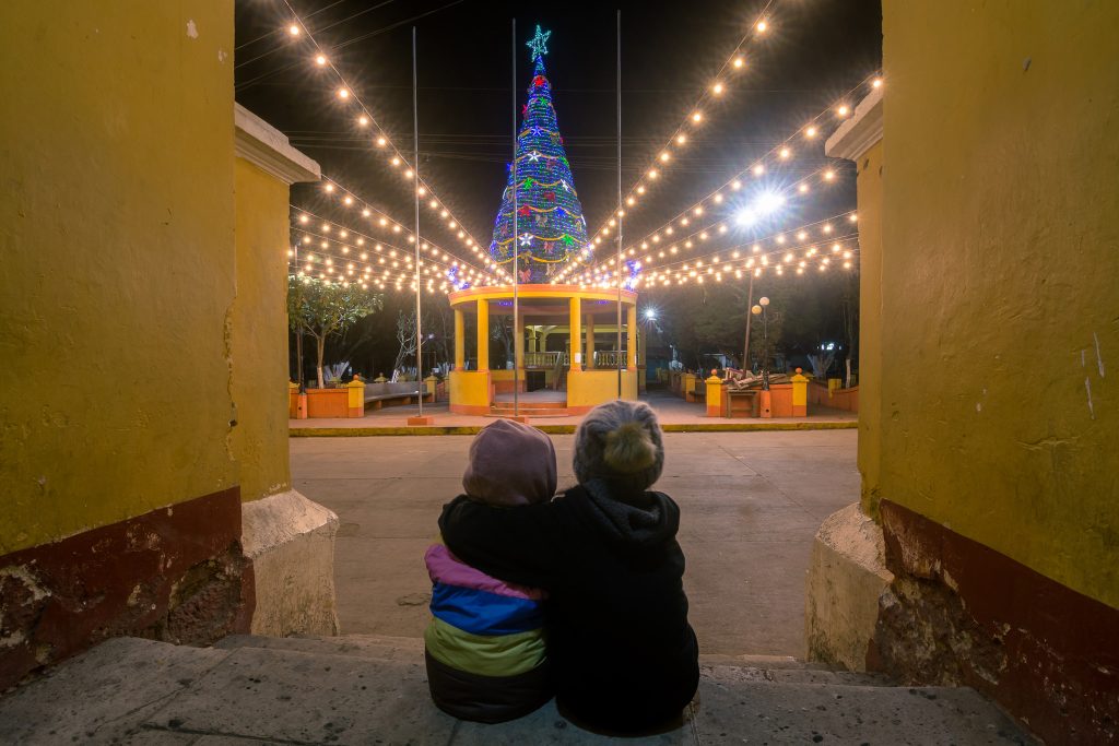 "Esa mirada inocente mirando las lucecitas. Esa luz que me inspiró", dice el prestigioso fotógrafo Márcos Zárate, originario de Momostenango. Fotografía en el Parque Central de dicha localidad. – SoyMigrante.com REVISTA "Esa mirada inocente mirando las lucecitas. Esa luz que me inspiró", dice el prestigioso fotógrafo Márcos Zárate, originario de Momostenango. Fotografía en el Parque Central de dicha localidad. – SoyMigrante.com REVISTA