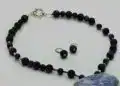 Pulsera y pendientes de piedra azul y ónix, accesorios de joyería artesanal y elegante.