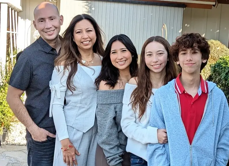 La familia de Karolin en el festejo de su cumpleaños el pasado domingo 15 de diciembre. Su mayor regalo será ver las sonrisas de los niños que recibirán su bolsa de víveres y también un juguete en los próximos días. La misión de KIKA sigue adelante. – SoyMigrante.com REVISTA La familia de Karolin en el festejo de su cumpleaños el pasado domingo 15 de diciembre. Su mayor regalo será ver las sonrisas de los niños que recibirán su bolsa de víveres y también un juguete en los próximos días. La misión de KIKA sigue adelante. – SoyMigrante.com REVISTA