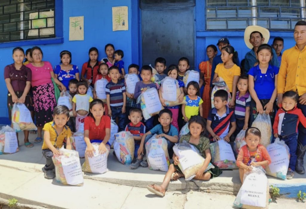 Los niños registrados en el programa de ayuda de Organización KIKA tienen una ficha de seguimiento. Cada mes reciben una bolsa alimentaria, El reparto está a cargo de una iglesia local en aldeas de Camotán y Jocotán, Chiquimula, departamento donde nació Karolin España. – SoyMigrante.com REVISTA Los niños registrados en el programa de ayuda de Organización KIKA tienen una ficha de seguimiento. Cada mes reciben una bolsa alimentaria, El reparto está a cargo de una iglesia local en aldeas de Camotán y Jocotán, Chiquimula, departamento donde nació Karolin España. – SoyMigrante.com REVISTA