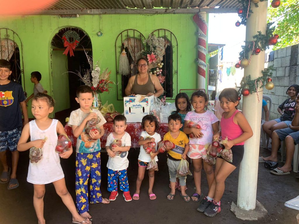 Leonel Arenas aporta recursos propios y tambien recibe donativos de migrantes en Connecticut, para hacer posible el reparto de uvas y manzanas en aldeas de La Gomera, Escuintla. Fotografía del 22 de diciembre de 2024. – SoyMigrante.com REVISTA Leonel Arenas aporta recursos propios y tambien recibe donativos de migrantes en Connecticut, para hacer posible el reparto de uvas y manzanas en aldeas de La Gomera, Escuintla. Fotografía del 22 de diciembre de 2024. – SoyMigrante.com REVISTA