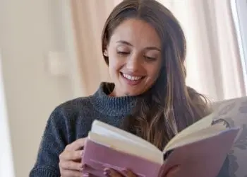 Lectura de libros regalo. Imagen Envato