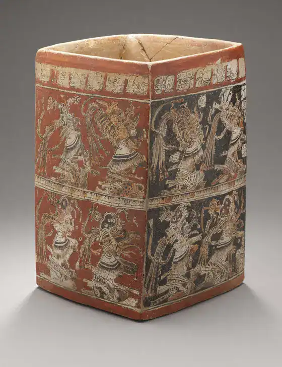 Cerámica prehispánica mayas con representaciones de dioses guerreros y escenas rituales, destacada por su arte y cultura ancestral. – SoyMigrante.com REVISTA