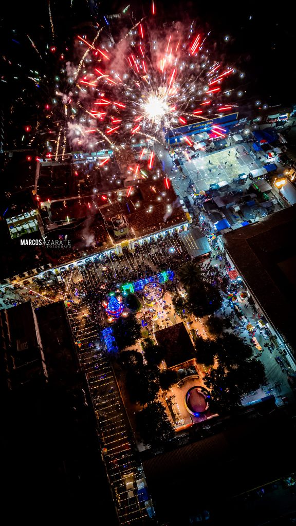 Magnífica fotografía de dron, a la medianoche del 24 de diciembre, en Momostenango, Totonicapán. La cohetería y las luces artificiales vuelven a sonar y brillar. Fotografía de Marcos Zárate, prestigioso fotógrafo momosteco. – SoyMigrante.com REVISTA Magnífica fotografía de dron, a la medianoche del 24 de diciembre, en Momostenango, Totonicapán. La cohetería y las luces artificiales vuelven a sonar y brillar. Fotografía de Marcos Zárate, prestigioso fotógrafo momosteco. – SoyMigrante.com REVISTA