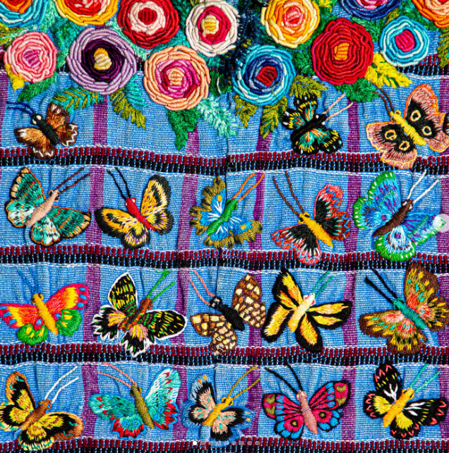 La mariposa en textiles mayas siempre es símbolo de transformación y trascendencia.