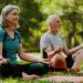 Relajación y meditación al aire libre en un parque para promover bienestar y salud mental. Personas mayores practicando yoga y mindfulness en plena naturaleza.
