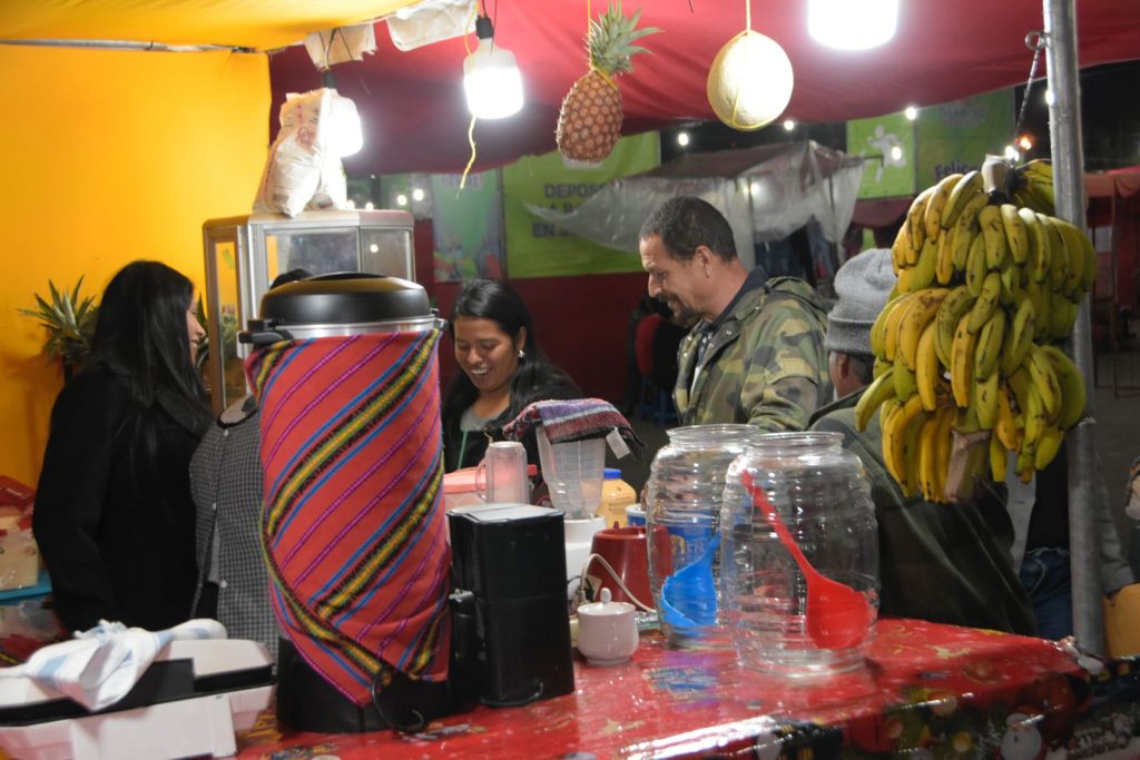 Tanto caminar para hacer las compras siempre amerita un buen refresco o un bocadillo tentempié para seguir. Todavía falta ver más figuras para el nacimiento. – SoyMigrante.com REVISTA Tanto caminar para hacer las compras siempre amerita un buen refresco o un bocadillo tentempié para seguir. Todavía falta ver más figuras para el nacimiento. – SoyMigrante.com REVISTA