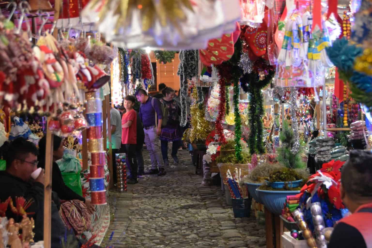 Paseo por un mercadito navideño guatemalteco en imágenes