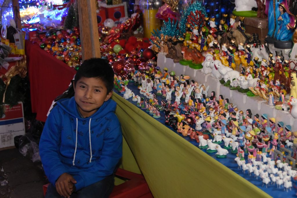 mercado navideño fotos muniguate 15 – SoyMigrante.com REVISTA Oye niño, ¿cuánto cuestan las ovejas? ¡Mamáaa! ¿Cuánto cuestan las ovejas? A Q25, con descuento. Dice mi mamá que a Q25 con descuento. ¿Y si me llevo 6, a cómo?Mamá.... (Foto Mercado Navideño El Sagrario, cortesía Municipalidad de Guatemala) – SoyMigrante.com REVISTA