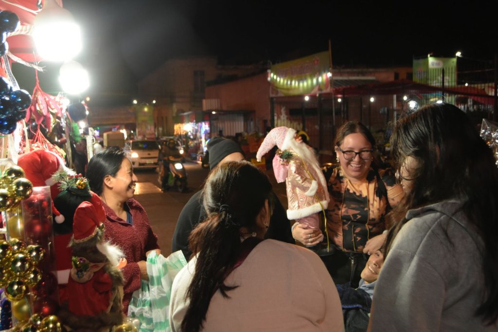 Hasta Santa Claus puede ser objeto de regateo. Los mercados son puntos de encuentro de identidades sin fronteras. – SoyMigrante.com REVISTA Hasta Santa Claus puede ser objeto de regateo. Los mercados son puntos de encuentro de identidades sin fronteras. – SoyMigrante.com REVISTA