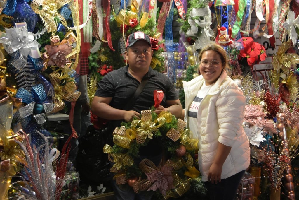 Guirnaldas y coronas para la puerta de su casa. ¿Cuántas va a llevar? Se la decoramos aquí mismo al gusto. – SoyMigrante.com REVISTA Guirnaldas y coronas para la puerta de su casa. ¿Cuántas va a llevar? Se la decoramos aquí mismo al gusto. – SoyMigrante.com REVISTA