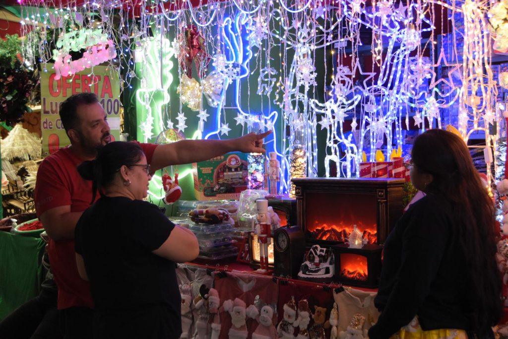 Lo dicho: Navidad es tiempo de luz y cada quien elige cuánto quiere iluminar, es decir, servir, a los demás. – SoyMigrante.com REVISTA Lo dicho: Navidad es tiempo de luz y cada quien elige cuánto quiere iluminar, es decir, servir, a los demás. – SoyMigrante.com REVISTA