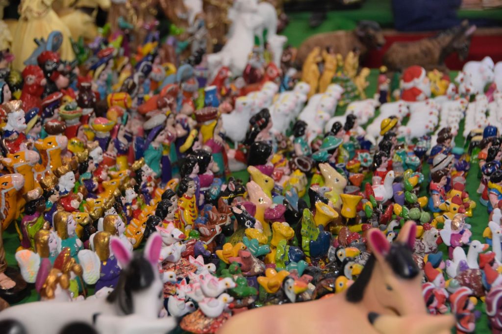 El mercadito tiene su miniatura en varias mesas donde hay vendedores, pastores, aldeanos, ovejas y más. Listos para recibir al Salvador. – SoyMigrante.com REVISTA El mercadito tiene su miniatura en varias mesas donde hay vendedores, pastores, aldeanos, ovejas y más. Listos para recibir al Salvador. – SoyMigrante.com REVISTA