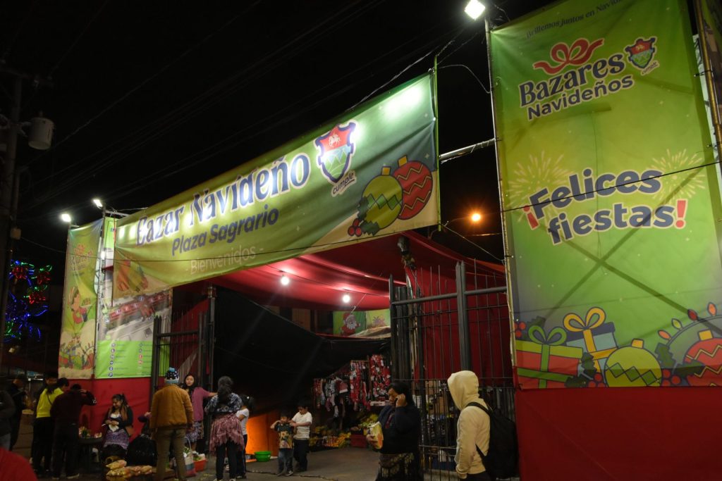 Detrás de cada mercadito siempre hay grandes esperanzas de familias que esperan poder vender adornos, figuras, ropa, luces... para celebrar su propia Navidad. – SoyMigrante.com REVISTA Detrás de cada mercadito siempre hay grandes esperanzas de familias que esperan poder vender adornos, figuras, ropa, luces... para celebrar su propia Navidad. – SoyMigrante.com REVISTA