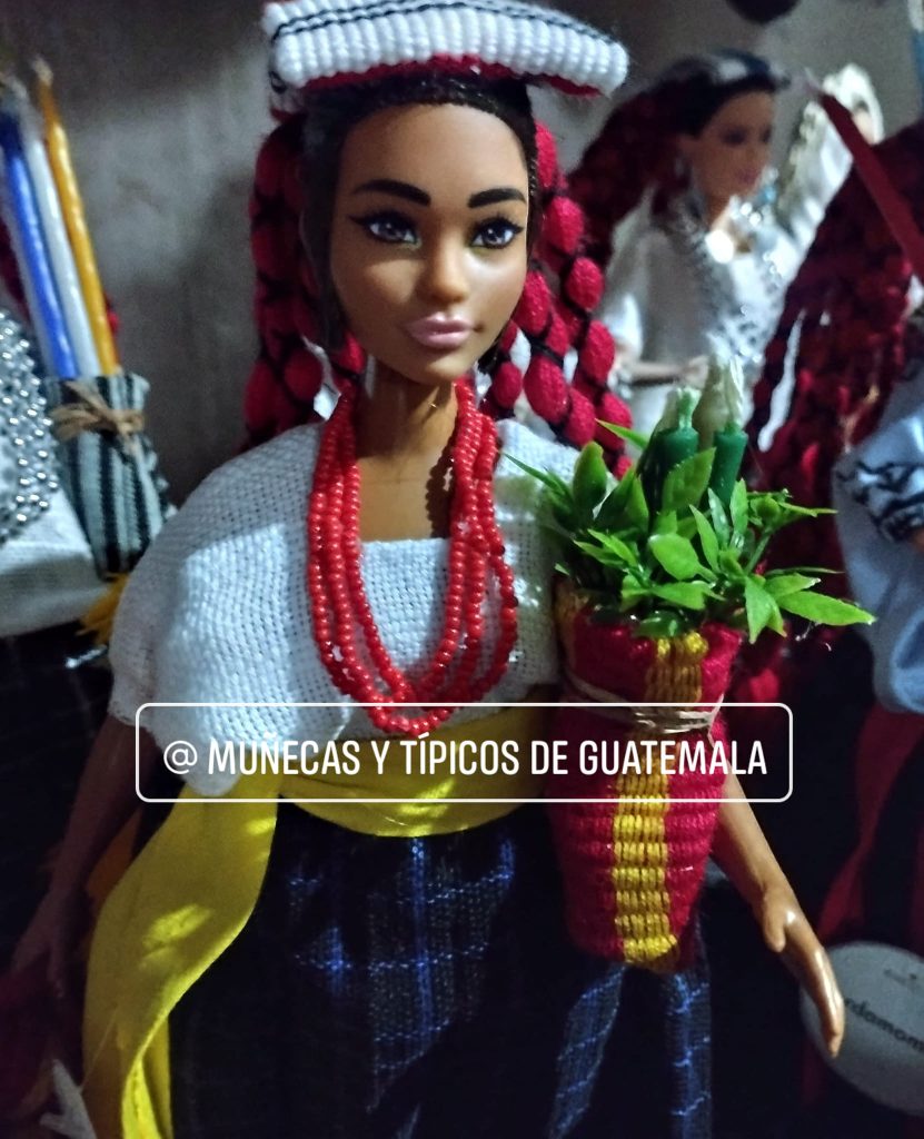 La indumentaria maya es de Alta Verapaz.