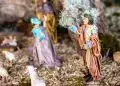 Pastor o figura religiosa en un nacimiento navideño artesanal, con ovejas y detalles naturales en el entorno, representando la tradición cultural y religiosa en la celebración navideña en México.