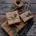 Envuelve regalos navideños con papel kraft y cinta de yute, decorados con ramas de pino para una presentación ecológica y tradicional. Perfecto para celebrar las fiestas con estilo sostenible. – SoyMigrante.com REVISTA