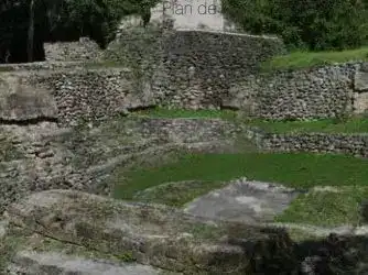 Restos arqueológicos de una antigua ciudad en las ruinas de un sitio prehispánico en México, muestra vestigios históricos y culturales en un entorno natural verde y selvático.