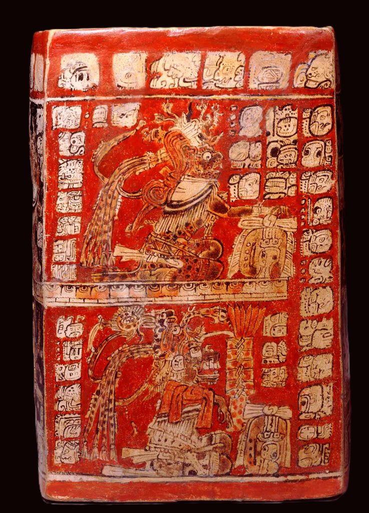 Admira en detalle los cuatro lados del Vaso de los 11 Dioses. Dos personajes más del encuentro místico del año 3114 A.C.