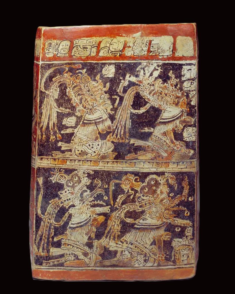 Admira en detalle los cuatro lados del Vaso de los 11 Dioses. Otros cuatro dioses acuden al encuentro del personaje principal.