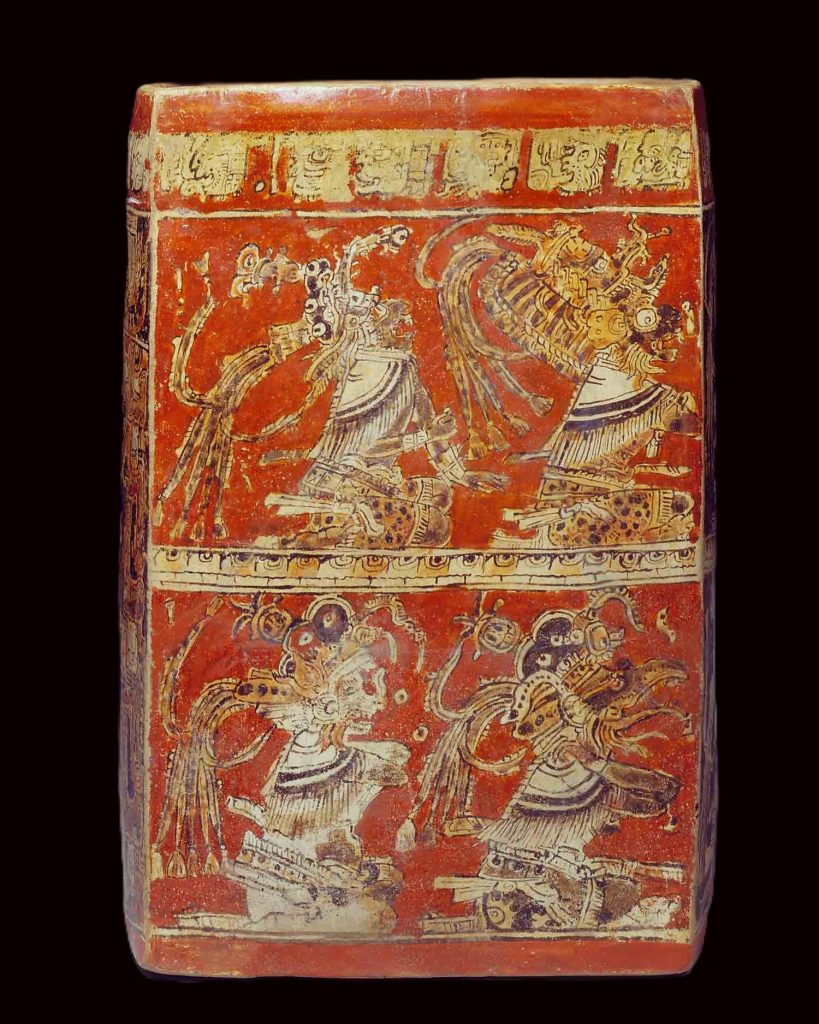 Admira en detalle los cuatro lados del Vaso de los 11 Dioses. Aquí están cuatro de las deidades.