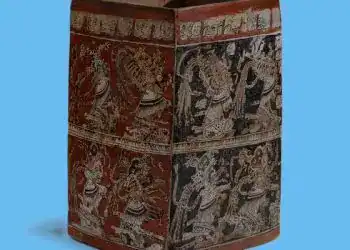 Antiguo tambor ritual mayas con detalles en color rojo y negro, arte ancestral, historia indígena y cultura mexicana. – SoyMigrante.com REVISTA